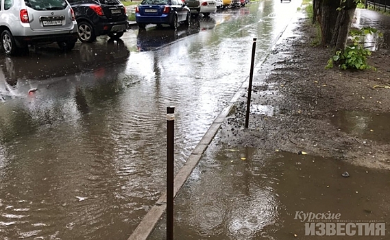 Куряне раскритиковали отремонтированную дорогу, по которой невозможно пройти в дождь