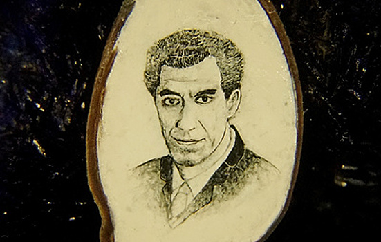 Новосибирский мастер нарисовал портрет ученого Лыщинского на срезе яблочной косточки