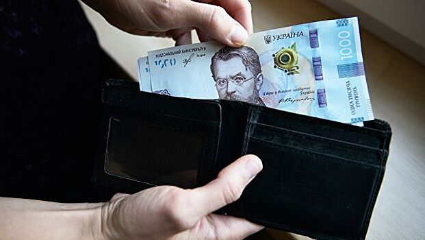 Украинцы бросились массово выводить деньги из страны