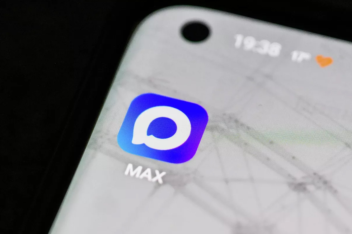 Русскоязычные в США обнаружили, что Apple скрывает от них мессенджер MAX  но есть лазейка