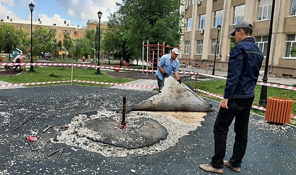 Рядом с ДК на севере Волгограда меняют поврежденное вандалами покрытие