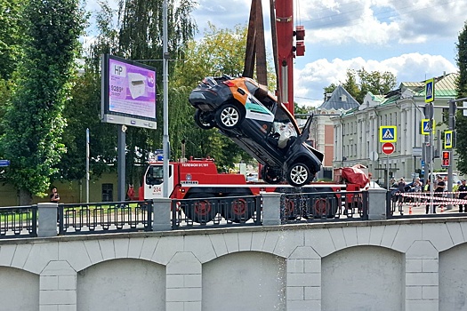 Каршеринг с людьми упал в Яузу из-за ошибки женщины на Lexus