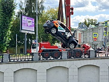 Каршеринг с людьми упал в Яузу из-за ошибки женщины на Lexus