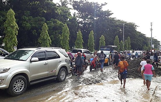 Десятки человек погибли из-за наводнения в Индонезии