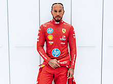 Хэмилтон опубликовал первое фото в комбинезоне Ferrari