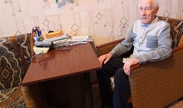 В Камышине Волгоградской области 100-летний ветеран проголосовал на выборах