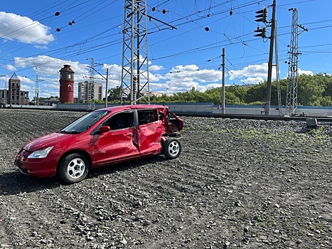 Под Новосибирском электропоезд столкнулся с автомобилем Honda Civic