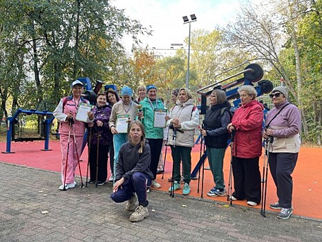 В Академическом районе провели соревнование по скандинавской ходьбе среди женщин
