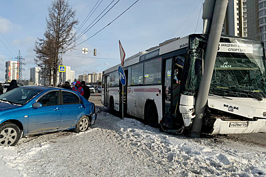 В Красноярске семь пассажиров пострадали при столкновении автобуса со столбом
