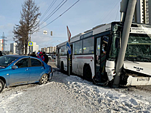 В Красноярске семь пассажиров пострадали при столкновении автобуса со столбом