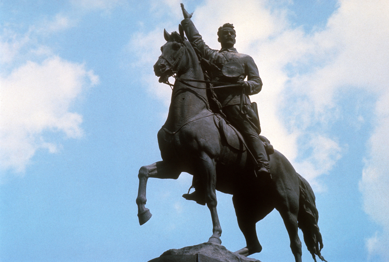 В Киеве демонтируют памятник командиру Гражданской войны Щорсу