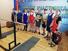 Юные силачи Владивостока показали себя в классическом пауэрлифтинге