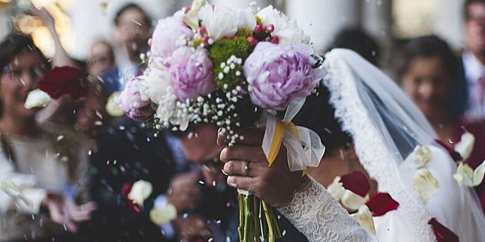 На свадьбе жених продемонстрировал кадры, запечатлевшие измену невесты с родственником