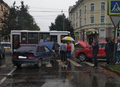 Костромичка на иномарке устроила тройное ДТП с пострадавшими