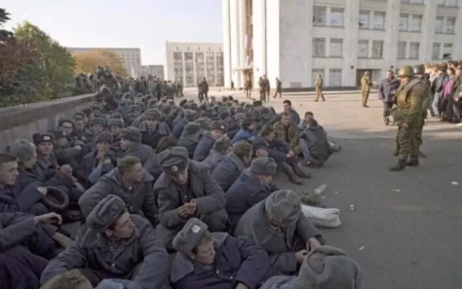 4 октября 1993 года, охранявшие Верховный Совет в Москве милиционеры были арестованы.
