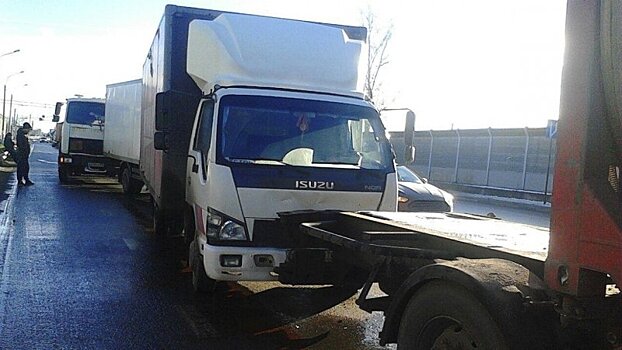 Авария с участием шести грузовиков произошла в Ленобласти