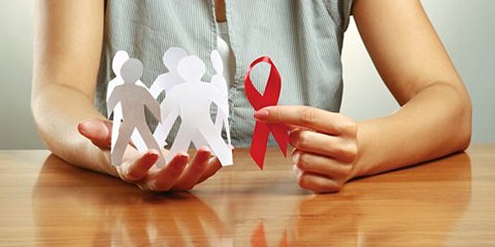 Эксперты оценили предложение разрешить людям с ВИЧ-инфекцией усыновлять детей