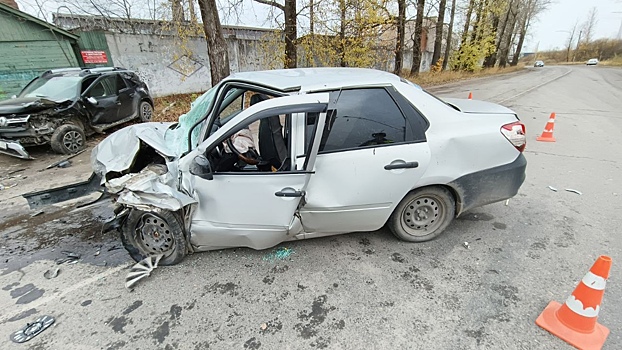 Водителя и пассажира увезли на скорой с места ДТП в Вологде