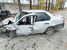 Водителя и пассажира увезли на скорой с места ДТП в Вологде