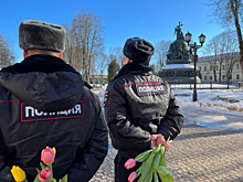 В Чите полицейские и общественники поздравили с Международным женским днем обратившихся за государственной услугой забайкалок