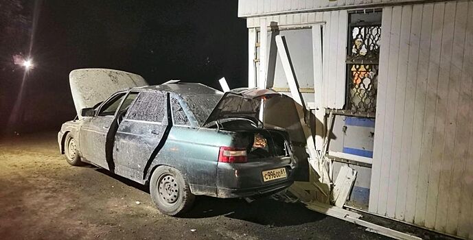 В Таганроге водитель без прав въехал в ларек