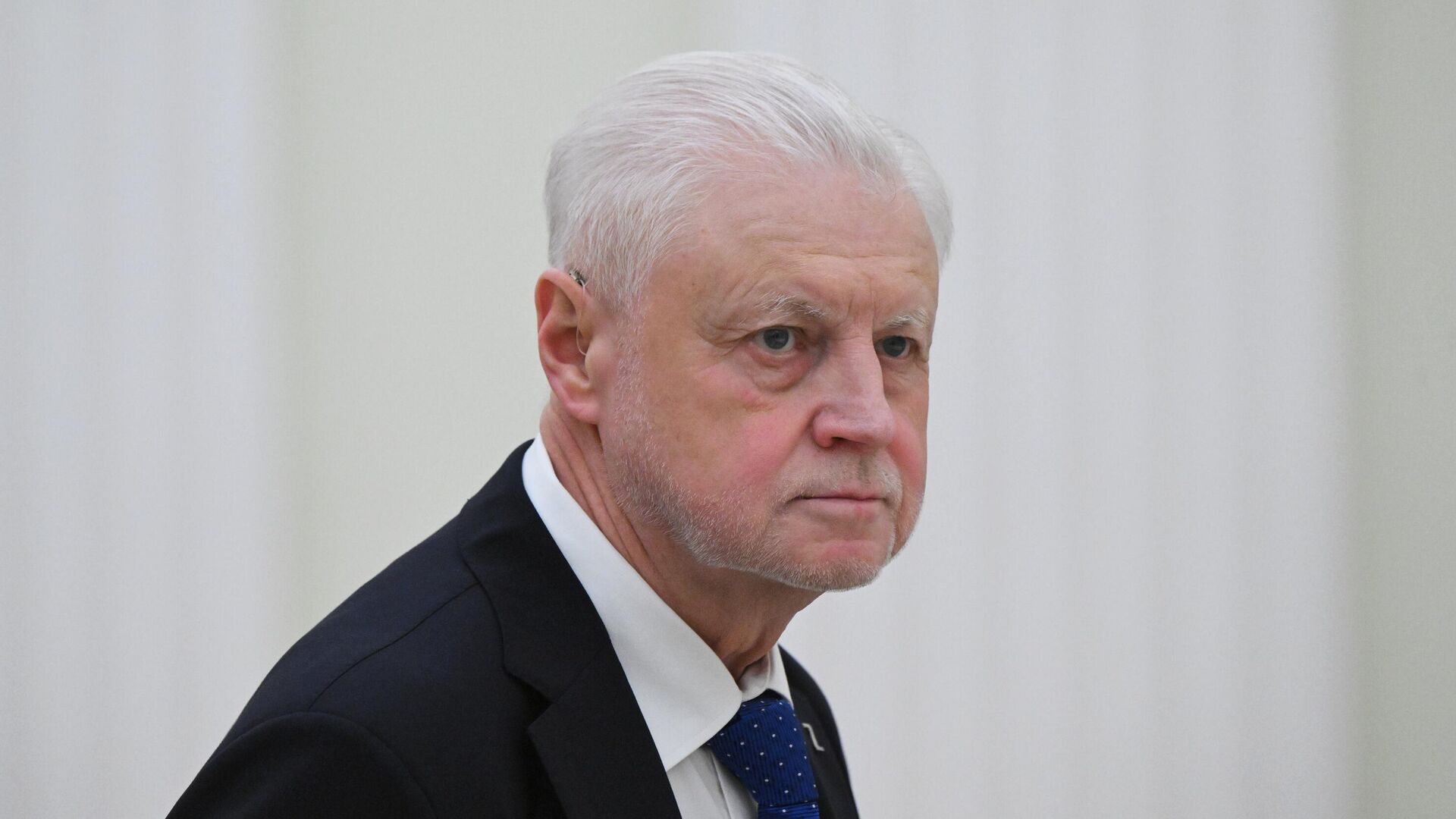 Миронов предложил предоставить молодоженам пять дней оплачиваемого отпуска