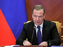 Медведев призвал антироссийски настроенных писателей уехать из страны