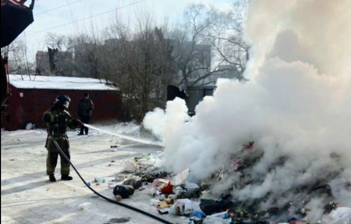 Дым столбом: в Благовещенске пожарные тушили мусор, загоревшийся в кабине грузовика