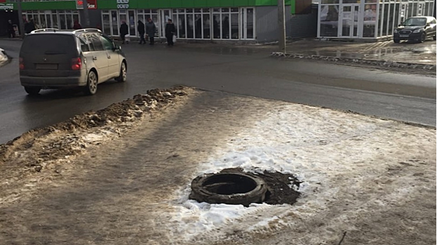 На дороге у саратовского рынка появился люк без крышки