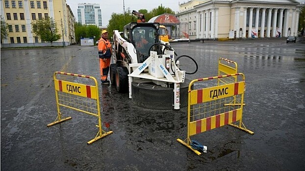 На Театральной площади идут работы по поднятию горловин колодцев