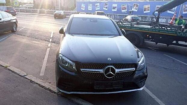 Дептранс объяснил, почему нельзя оставлять авто без номера на парковке