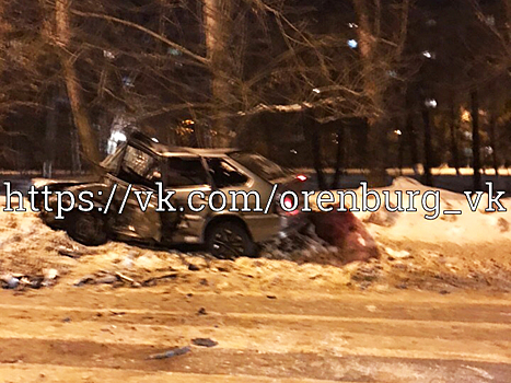 В Оренбурге на Победе ночью столкнулись «Лада» и Opel