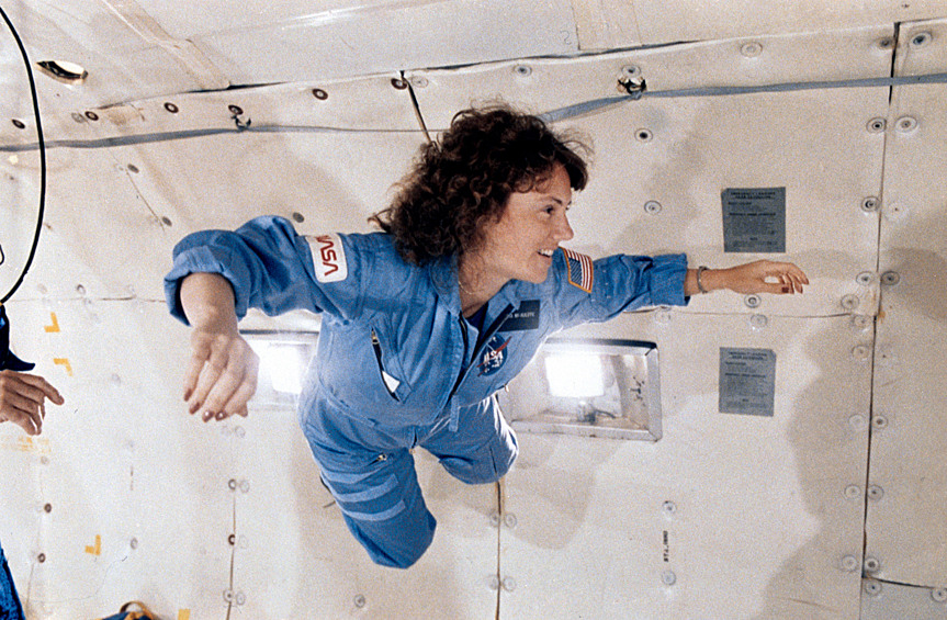 Миссия STS-51L должна была стать 25-м полетом по американской программе Space Shuttle. В задачи полета входил запуск с борта челнока ретрансляционного спутника, наблюдение за кометой Галлея, проведение научных экспериментов и главное — первый проведенный с орбиты школьный урок. Последнее обстоятельство делало миссию уникальной, уникальным был и экипаж — впервые в его состав была включена не профессиональный летчик или астронавт, а школьный учитель Шэрон Криста МакОлифф (на фото)
