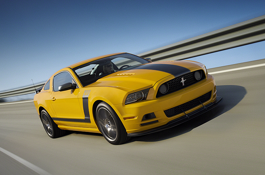 «Босс» наделен целым рядом меняющим характер нюансов. Пятилитровый Coyote V8 форсирован до 450 л.с. (другие распредвалы кованый коленвал, портинг головок блока цилиндров). Шасси облагорожено кастомными пружинами, более толстыми стабилизаторами поперечной устойчивости и самоблокирующимся дифференциалом Torsen. Для совсем уж отбитых фанатов есть Boss 302 Laguna Seca Edition (750 штук, на фото) без заднего дивана, с дополнительным усилением кузова и тонкой настройкой подвеской. Подтверждение боеспособности «архаичного чудища» — результаты на треках, где он доминировал над такими авторитетами как BMW M3 (E92).