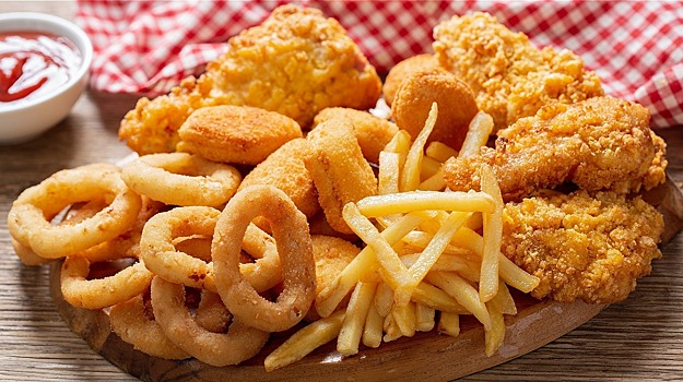 Десять худших продуктов, которые только можно съесть перед полетом