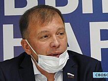 В Саратове депутат Госдумы пообещал привиться от коронавируса одним из первых и вышел к журналистам без маски