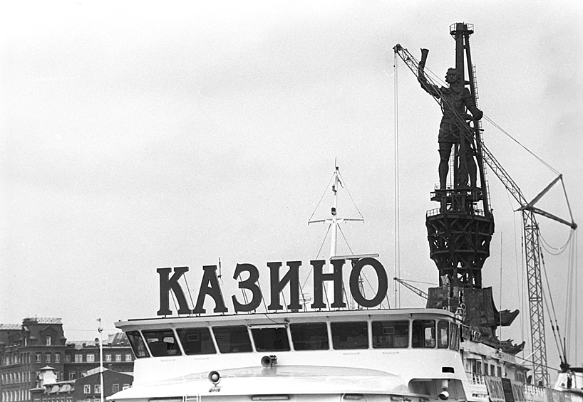 В центре Москвы появился гигантский памятник Петру I.