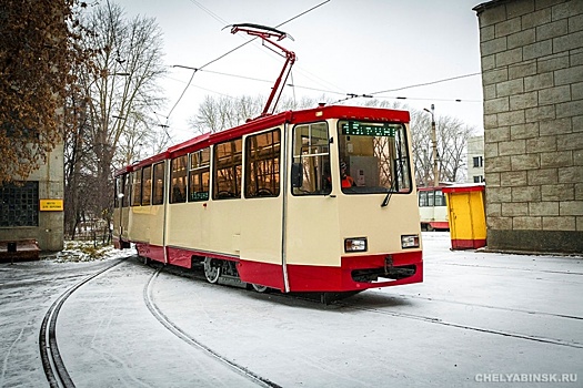 «Вошёл в салон Mazda»: из-за аварии в центре Челябинска трамваи встали в пробку