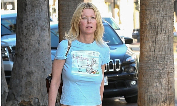 Актриса Тара Рид показала живот в брюках с низкой посадкой