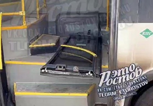 Соцсети: в Ростове у пассажирского автобуса во время движения отвалилась дверь