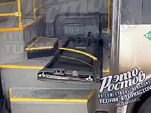 Соцсети: в Ростове у пассажирского автобуса во время движения отвалилась дверь