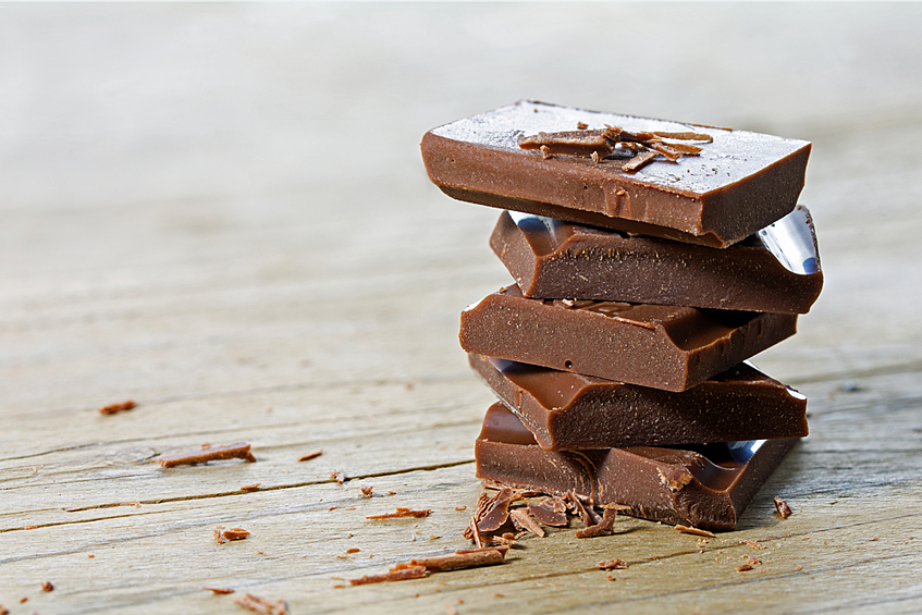 Примерно 15 грамм горького шоколада избавят вас от раздражительности. И все благодаря аминокислоте L‑триптофан, которая улучшает выработку серотонина. 