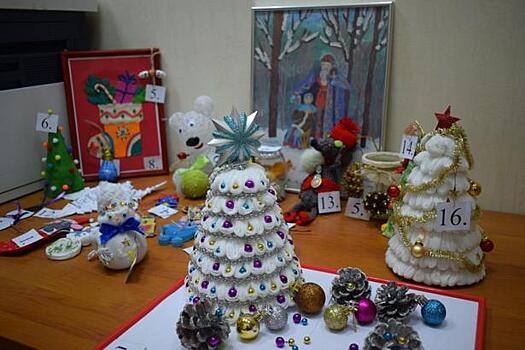 Новогоднюю ёлку УВД Зеленограда украсили игрушками, созданными детьми сотрудников полиции