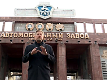 Датский футболист Петер Шмейхель разгадал «тайну Горького» и расписал матрешку «под хохлому»