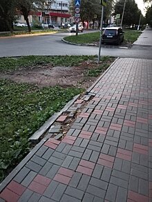 На Чапаева разваливается новый тротуар
