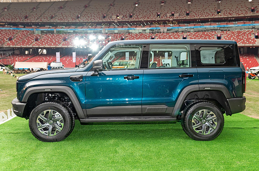 Это исполнение обрело «грязевые» покрышки, увеличенный до 230 миллиметров дорожный просвет, точки для установки шноркеля, тягово-сцепное устройство и прочие доработки.