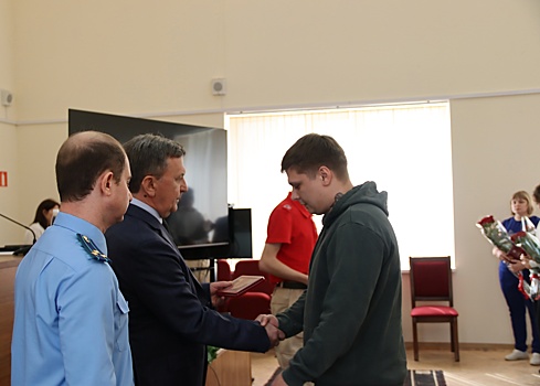 В Волжском семьям погибших участников СВО вручили ордена Мужества