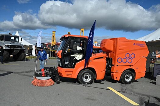 Руководитель Росавтодора Роман Новиков ознакомился с новинками челябинского машиностроения