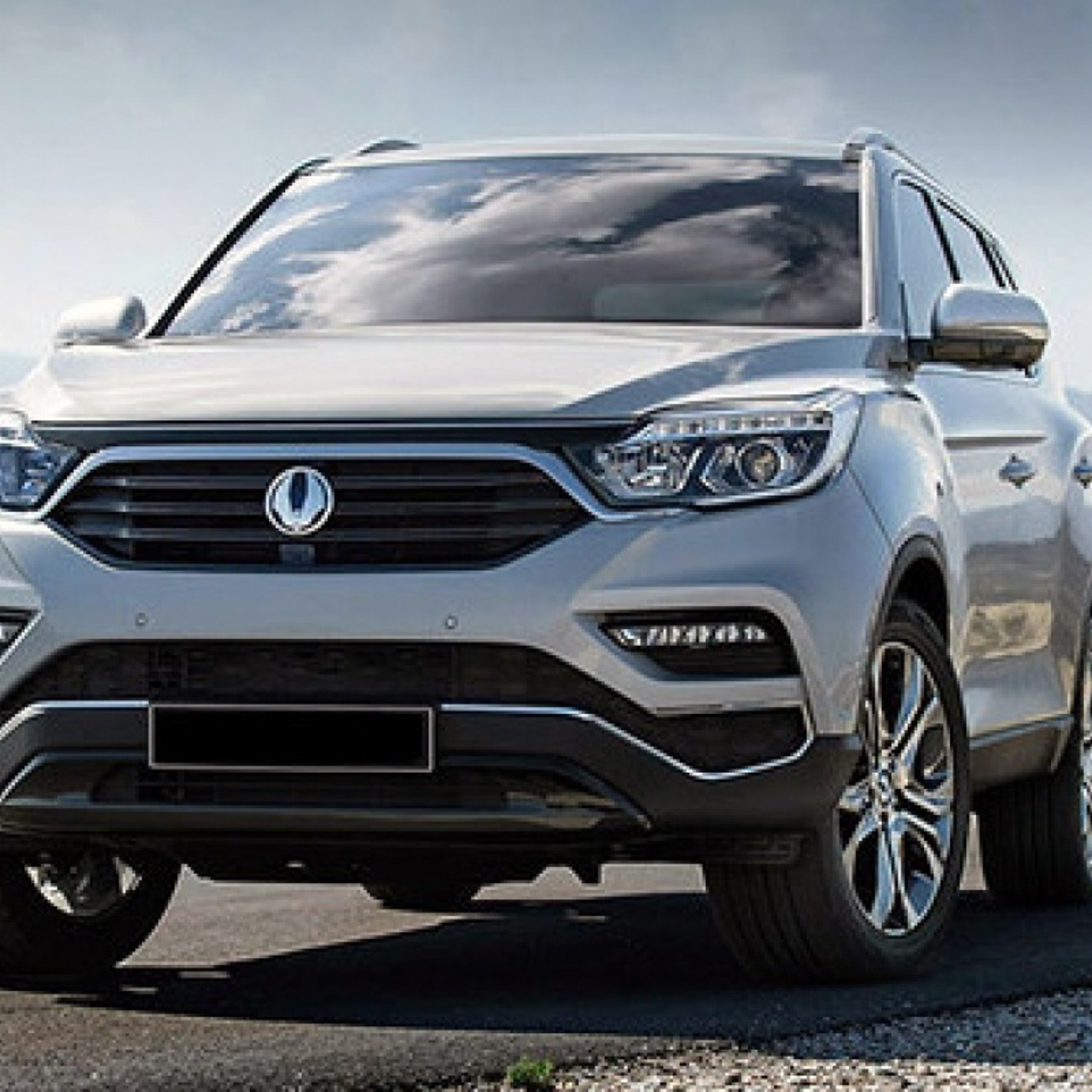 Брутальный кросс SsangYong Torres получил 1,5-литровый турбомотор и три  экрана - Рамблер/авто