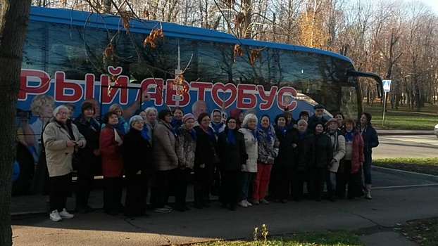 «Добрый автобус» свозил пенсионеров из Лосинки в Институт русского реалистического искусства